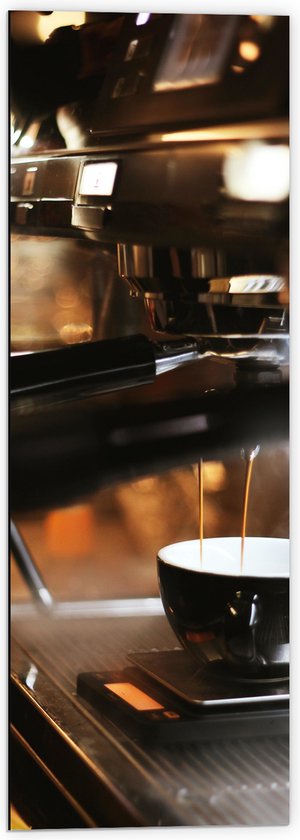 Dibond - Foto van Koffiekopje onder Professioneel Koffiezetapparaat - 40x120 cm Foto op Aluminium (Met Ophangsysteem)