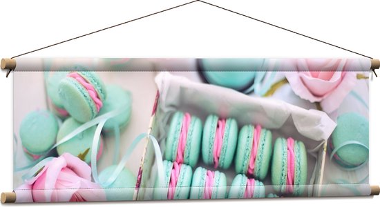 Textielposter - Blauwe Macarons Gevuld met Roze Vulling - 90x30 cm Foto op Textiel