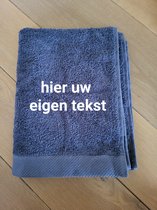Handdoek met geborduurde tekst naar keuze/persoonlijk cadeau