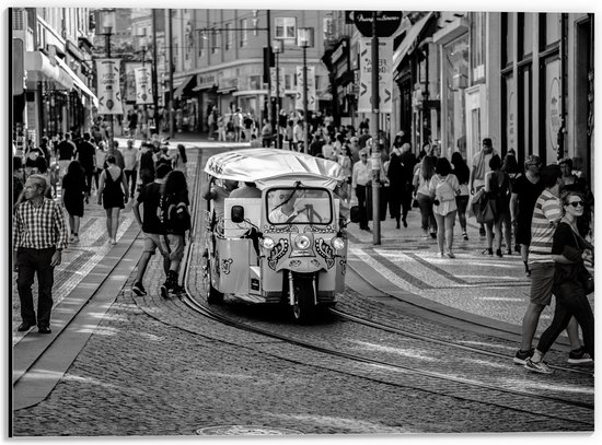 Dibond - Tuktuk Rijdend door de Straten van Nederlandse Stad (Zwart- wit) - 40x30 cm Foto op Aluminium (Wanddecoratie van metaal)