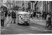 Vlag - Tuktuk Rijdend door de Straten van Nederlandse Stad (Zwart- wit) - 75x50 cm Foto op Polyester Vlag