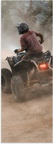 Poster Glanzend – Man met Helm Stuntend op Quad door het Zand - 30x90 cm Foto op Posterpapier met Glanzende Afwerking