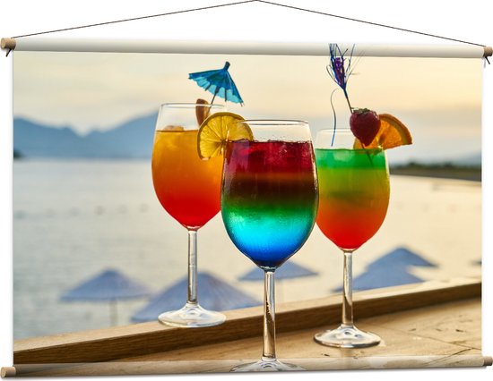 Textielposter - Kleurrijke Cocktails met Uitzicht op Zee - 120x80 cm Foto op Textiel