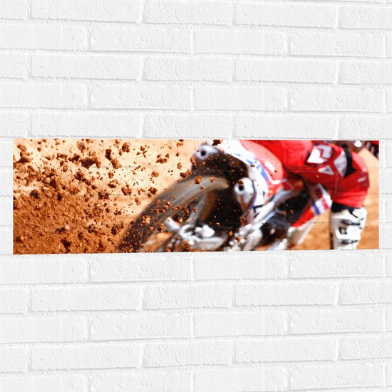 Muursticker - Motorcrosser met Rood met Witte Motor door de Modder - 90x30 cm Foto op Muursticker