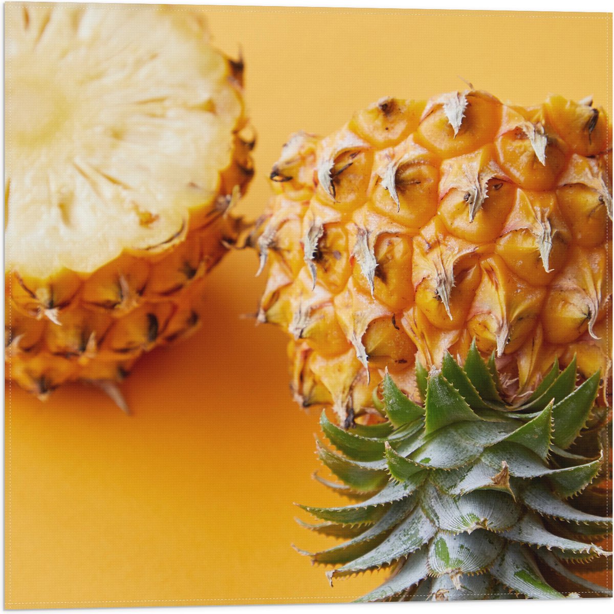 Vlag - Ananas in Tweeën met Gele Achtergrond - 50x50 cm Foto op Polyester Vlag