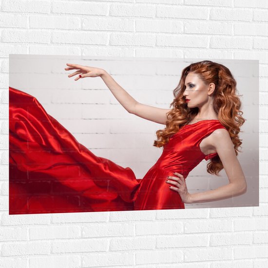 Muursticker - Charmante Roodharige Vrouw in Rode Satijnen Dansende Jurk - 120x80 cm Foto op Muursticker
