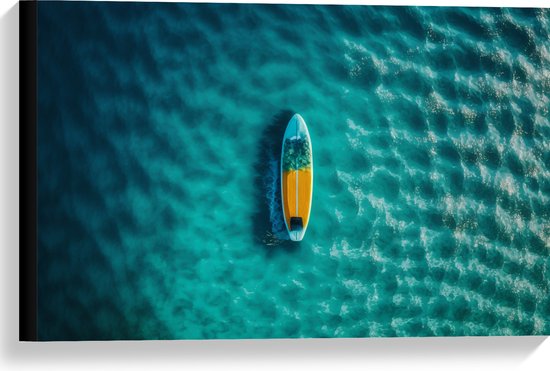 Canvas - Blauw met Geel Surfboard Dobberend op de Blauwe Oceaan - 60x40 cm Foto op Canvas Schilderij (Wanddecoratie op Canvas)