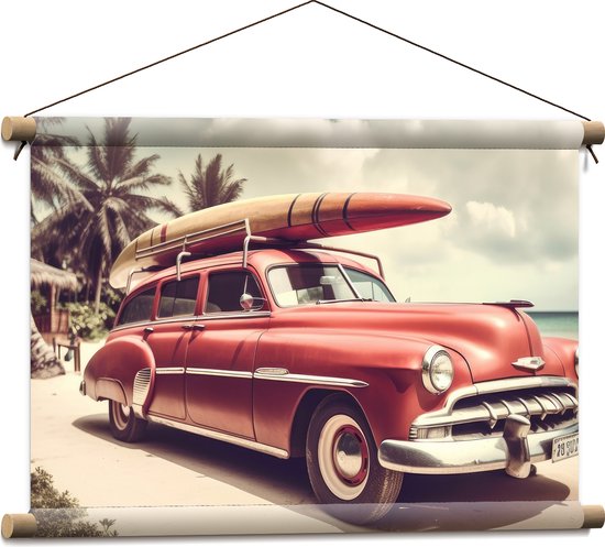 Textielposter - Houten Surfplank op Dak van Rode Auto aan het Strand - 60x40 cm Foto op Textiel