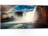 PVC Schuimplaat- Grote Heldere Regenboog boven Meer bij Watervallen - 100x50 cm Foto op PVC Schuimplaat