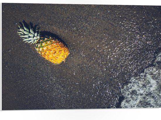 PVC Schuimplaat- Ananas op het Strand met Zee - 75x50 cm Foto op PVC Schuimplaat