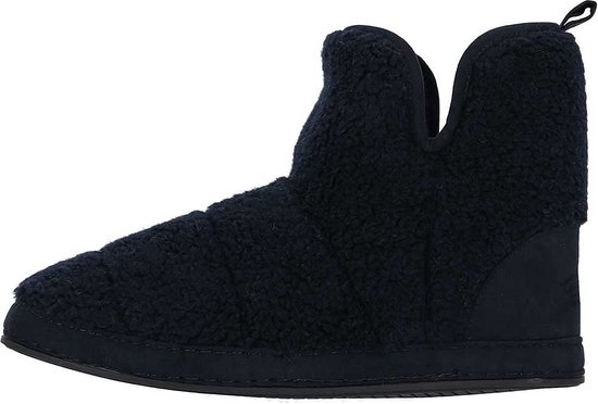 Donkerblauwe, opengewerkte pantoffel met teddy vacht en horizontale stiksels. Zwarte zool.