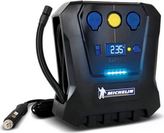 Zwarte Michelin compressor met digitaal display waarop 2.35 bar wordt getoond. Blauwe en gele knoppen.