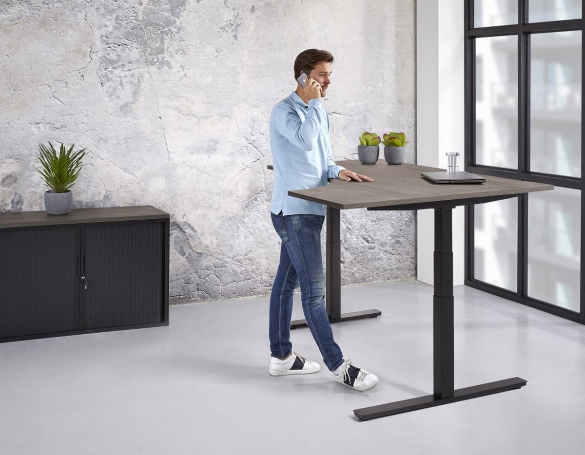 Elektrische zit-sta hoek wingbureau Teez breed 180CM diep 120CM bladkleur Halifax Eiken framekleur Wit (RAL9010) wingzijde Rechts