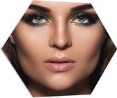 PVC Schuimplaat Hexagon - Prachtige Vrouw met Natuurlijke Make-up - 70x60.9 cm Foto op Hexagon (Met Ophangsysteem)