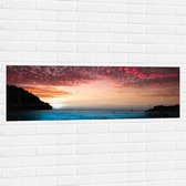 Muursticker - Silhouet van Berg aan de Zee onder Roze Lucht - 120x40 cm Foto op Muursticker
