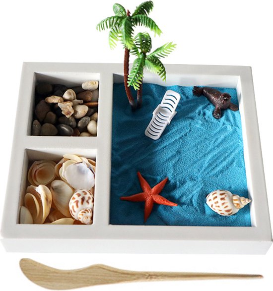 Zentuin - Strand met blauw zand, palmbomen, zeehond, strandstoel, schelpen en stenen. Inclusief houten pen