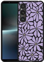 Cazy Hoesje Zwart geschikt voor Sony Xperia 1 V Abstracte Paarse Bloemen