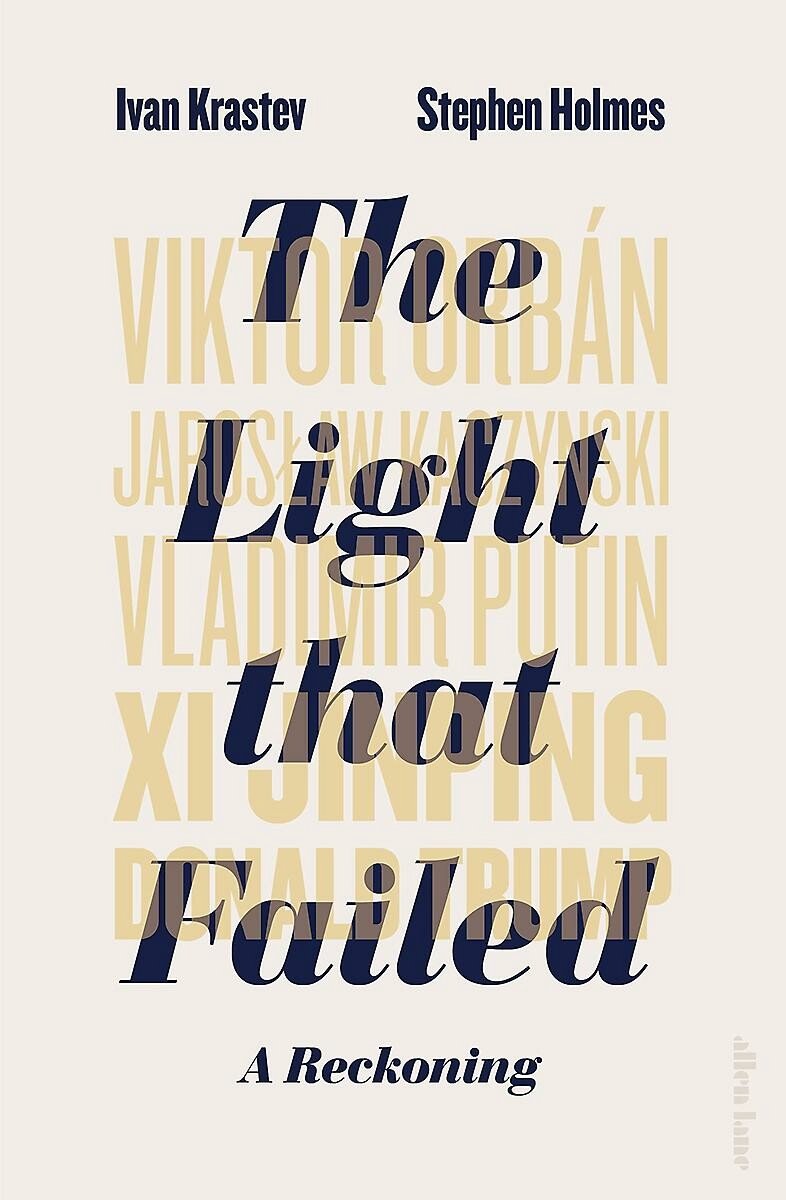 Boekcover met de titel 'The Light that Failed'. De titel is in grote, gedrukte letters met de woorden 'Ivan Krastev' en 'Stephen Holmes' erboven.