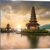 Dibond - Pura Ulun Danu Bratan Tempel op Eilanden in het Water in Indonesië - 80x80 cm Foto op Aluminium (Wanddecoratie van metaal)