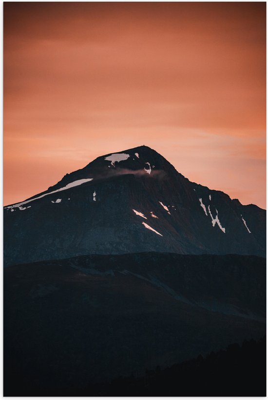 Poster Glanzend – Bergen - Bomen - Sneeuw - Oranje - Bergtop - 60x90 cm Foto op Posterpapier met Glanzende Afwerking