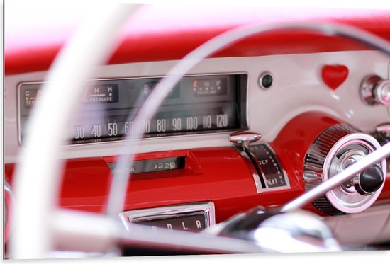 Dibond - Radio in Rode Auto bij Wit Stuur - 105x70 cm Foto op Aluminium (Wanddecoratie van metaal)