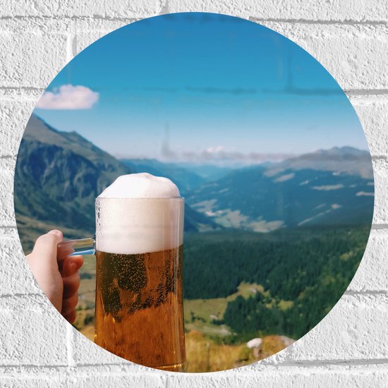 Muursticker Cirkel - Bergen - Hand - Bier - Drinken - Bomen - 40x40 cm Foto op Muursticker