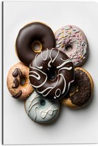 Dibond - Stapel Verschillende Smaken Donuts tegen Lichtgekleurde Achtergrond - 50x75 cm Foto op Aluminium (Met Ophangsysteem)