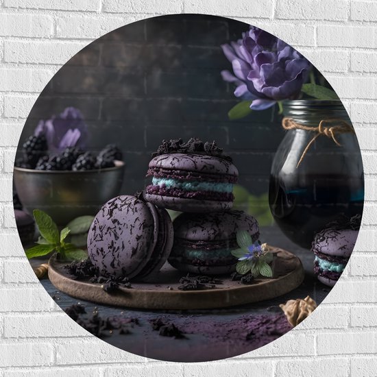 Muursticker Cirkel - Tafereel van Paarse Macarons met Blauwe Vulling langs Vaas met Paarse Bloemen - 100x100 cm Foto op Muursticker