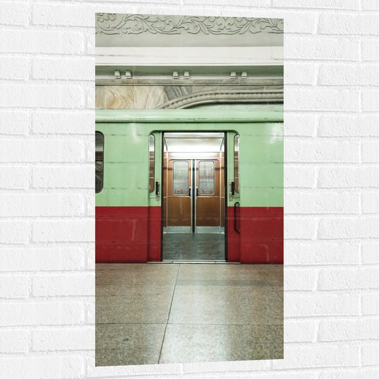 Muursticker - Metro - Ondergronds - Voertuig - Groen - Rood - Stad - 50x100 cm Foto op Muursticker