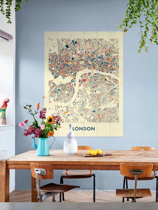 Une carte colorée de Londres avec des rues rouges, bleues et oranges sur fond jaune clair.