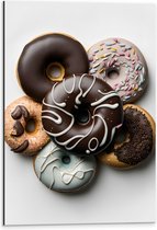 Dibond - Stapel Verschillende Smaken Donuts tegen Lichtgekleurde Achtergrond - 40x60 cm Foto op Aluminium (Met Ophangsysteem)