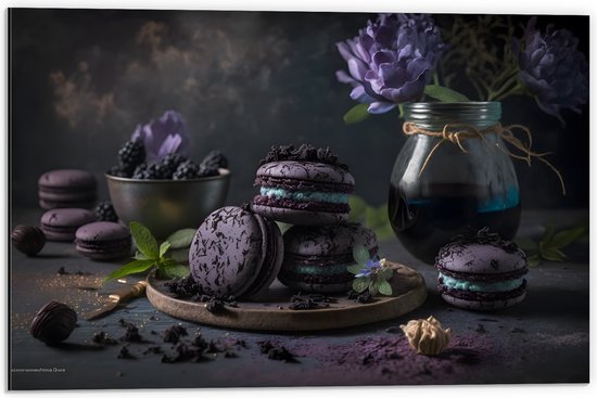 Dibond - Tafereel van Paarse Macarons met Blauwe Vulling langs Vaas met Paarse Bloemen - 60x40 cm Foto op Aluminium (Met Ophangsysteem)