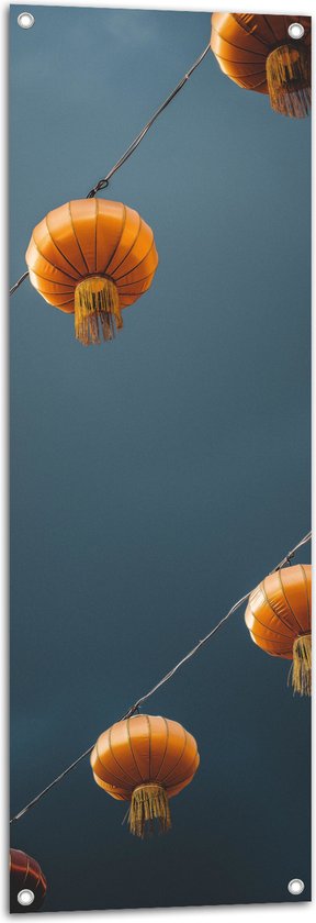 Tuinposter – Lampionnen - Lampen - Lucht - Oranje - 40x120 cm Foto op Tuinposter (wanddecoratie voor buiten en binnen)