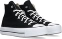 Paar zwarte Converse Chuck Taylor All Star Lift sneakers met witte veters en een dikke witte zool.