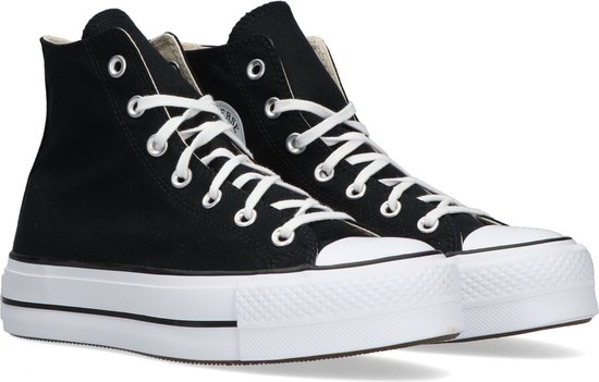 Paar zwarte Converse Chuck Taylor All Star Lift sneakers met witte veters en een dikke witte zool.