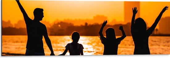 Dibond - Silhouet van Gelukkige Familie aan het Strand in de Felle Zon - 90x30 cm Foto op Aluminium (Wanddecoratie van metaal)