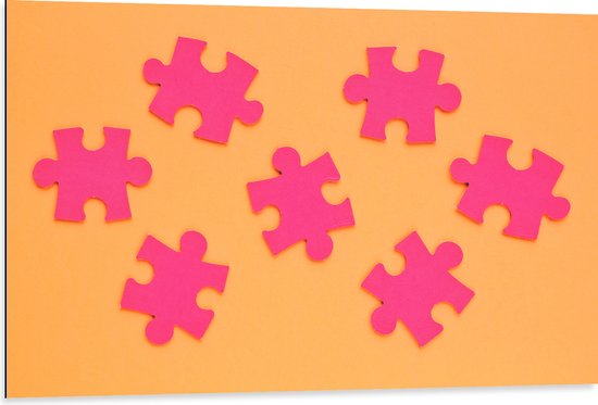 Dibond - Roze Puzzelstukjes op Oranje Achtergrond - 105x70 cm Foto op Aluminium (Wanddecoratie van metaal)