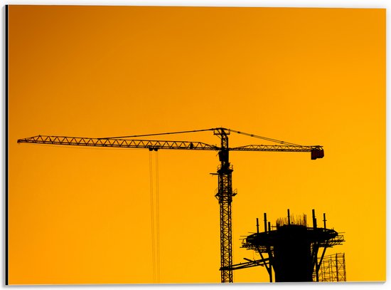 Dibond - Silhouet van Hijskraan onder Felgele Lucht - 40x30 cm Foto op Aluminium (Met Ophangsysteem)