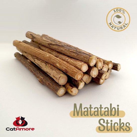 Een stapel natuurlijke matatabi stokjes met een '100% Natural' zegel en CatAmore logo.
