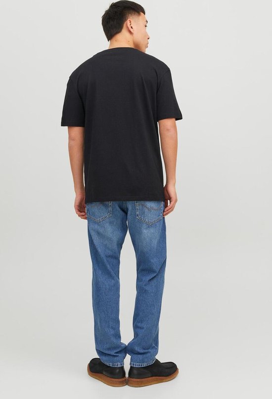 Achterkant van een zwarte t-shirt met korte mouwen en ronde hals. Gedragen door een Aziatische man.