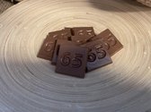Chocolaatjes met getal 65 voor verjaardag of jubileum | 32 stuks melkchocolade | Chocolade cadeau | Ambachtelijke Belgische Callebaut Chocolade