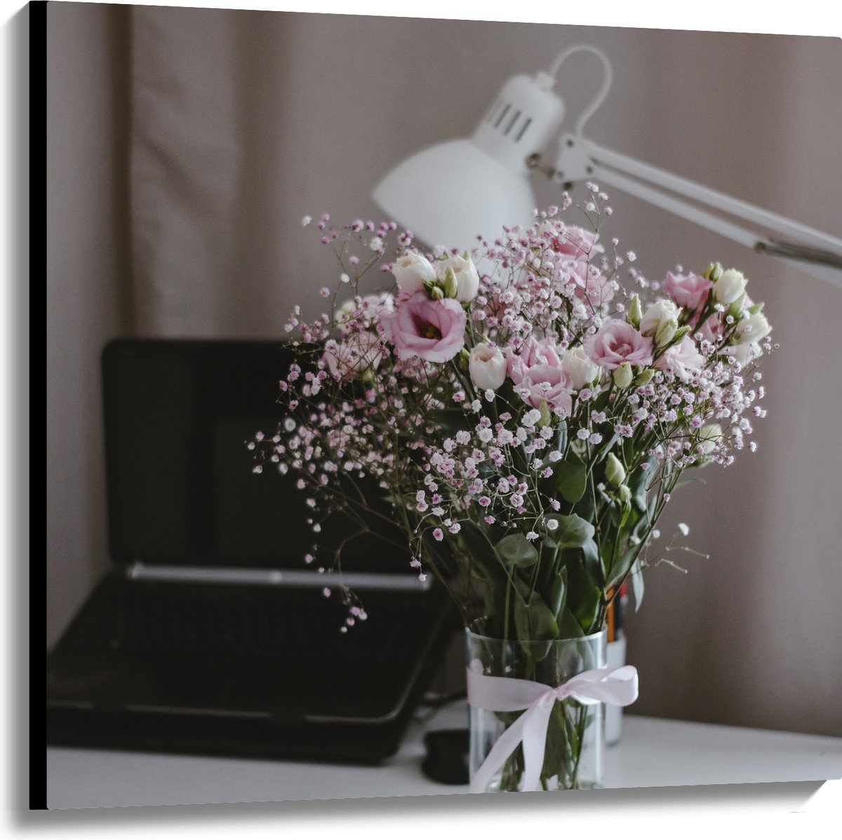 Canvas - Bloemen - Boeket - Water - Strik - Lamp - Telefoon - Bureau - Laptop - 100x100 cm Foto op Canvas Schilderij (Wanddecoratie op Canvas)