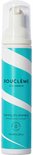 Witte fles met blauwe strepen en de tekst 'BOUCLÈME foaming dry shampoo'.