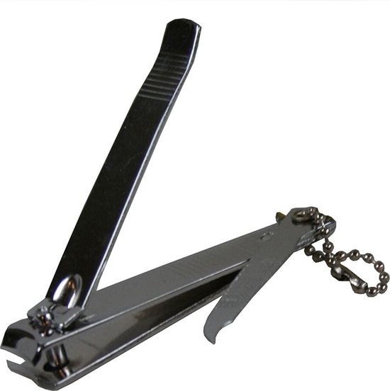 Zilverkleurige nagelknipper met sleutelring en ingebouwde vijl, vanuit een andere hoek.