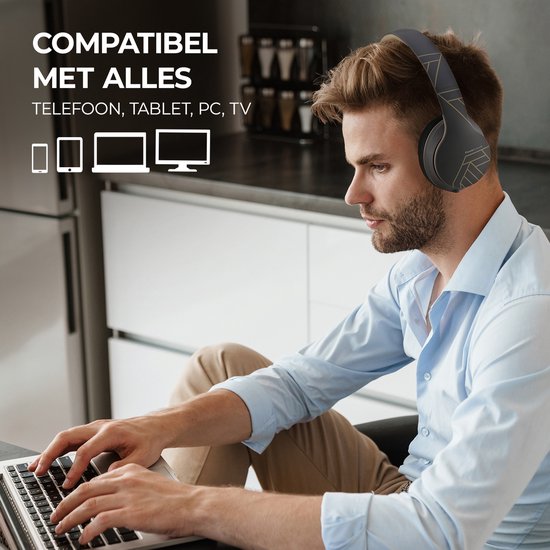 Man met grijze en gouden PowerLocus P6 koptelefoon op, typend op laptop. Tekst "COMPATIBEL MET ALLES".