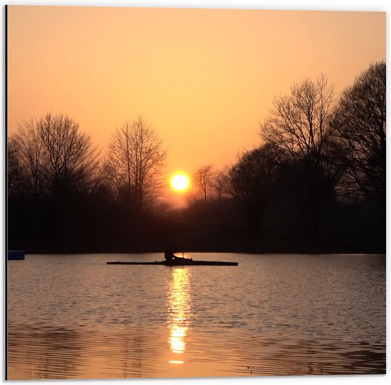 Dibond - Roeier in Kano over de Rivieren tijdens Zonsondergang - 50x50 cm Foto op Aluminium (Wanddecoratie van metaal)