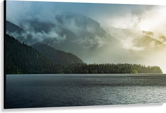 Canvas - Mist - Wolken - Bomen - Bossen - Bergen - Zee - Water - Oceaan - 150x100 cm Foto op Canvas Schilderij (Wanddecoratie op Canvas)