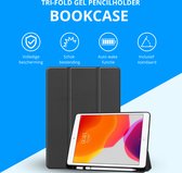 Mobigear Tablethoes geschikt voor Samsung Galaxy Tab S7 FE Hoes | Mobigear Tri-Fold Gel Bookcase + Stylus Houder - Grijs