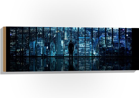 Hout - Man voor Glazen Wand met Uitzicht op de Stad in de Avond - 90x30 cm - 9 mm dik - Foto op Hout (Met Ophangsysteem)