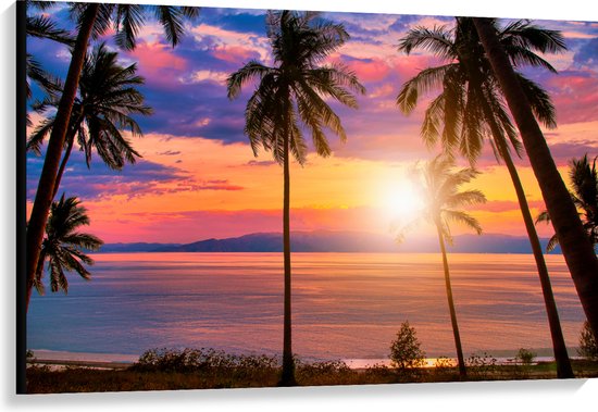 Canvas - Zonsondergang in de Zee bij Hoge Palmbomen - 120x80 cm Foto op Canvas Schilderij (Wanddecoratie op Canvas)